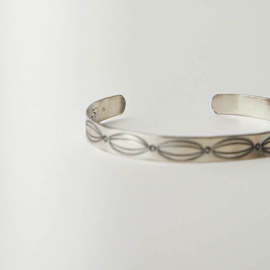 Indian Jewelry [インディアンジュエリー] スタンプワークバングル [STAMP-BRACELET-D] SILVER
