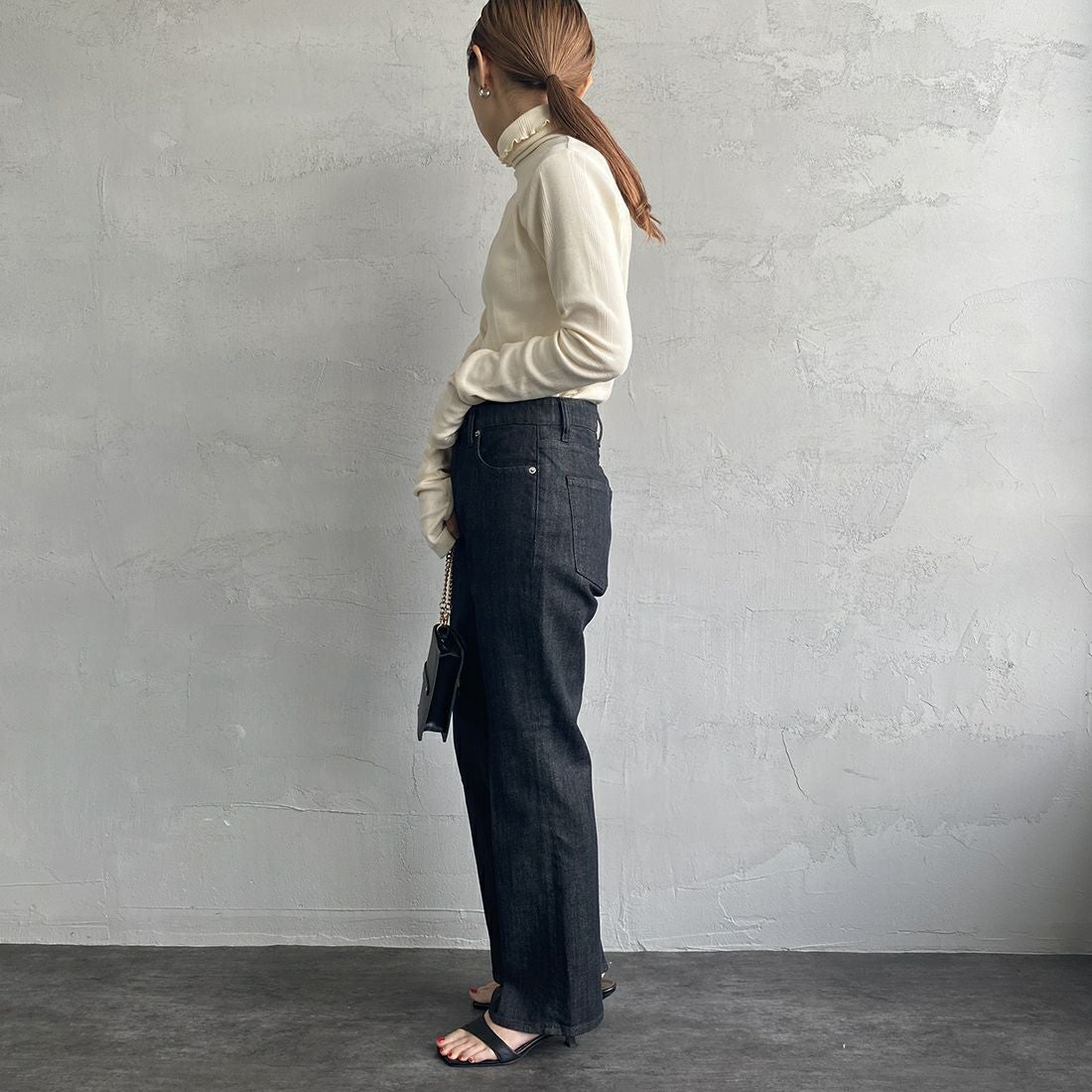 RED CARD TOKYO [レッドカード トーキョー] 辺見えみりコラボレーションモデル Emily ミッドライズフレアデニム [603513HE01-JF] C-BLK RINS &&モデル身長：156cm 着用サイズ：24&&