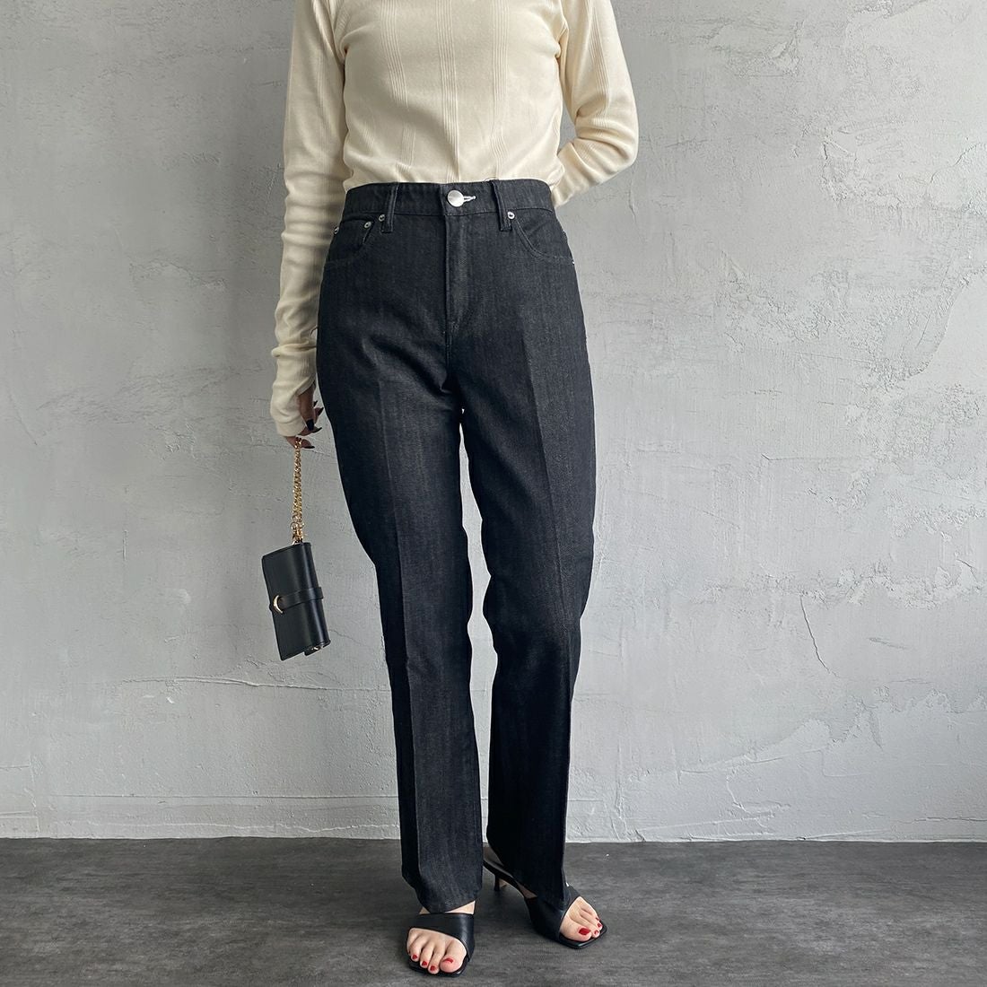 RED CARD TOKYO [レッドカード トーキョー] 辺見えみりコラボレーションモデル Emily ミッドライズフレアデニム [603513HE01-JF] C-BLK RINS &&モデル身長：156cm 着用サイズ：24&&