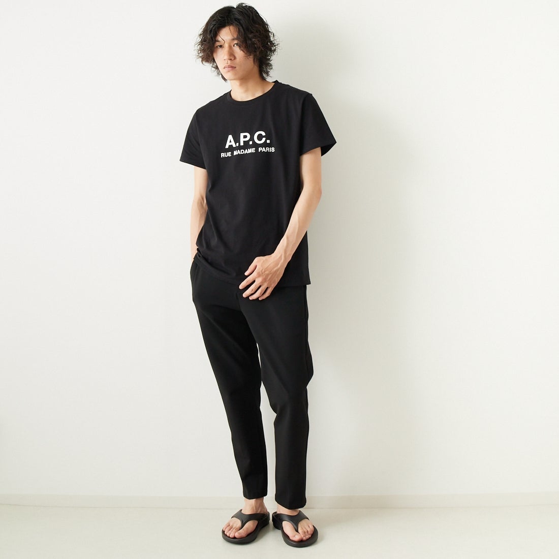 A.P.C. [アー・ペー・セー] RUE MADAME プリントTシャツ [RUE-MADAME] 99 NOIR &&モデル身長：182cm 着用サイズ：L&&