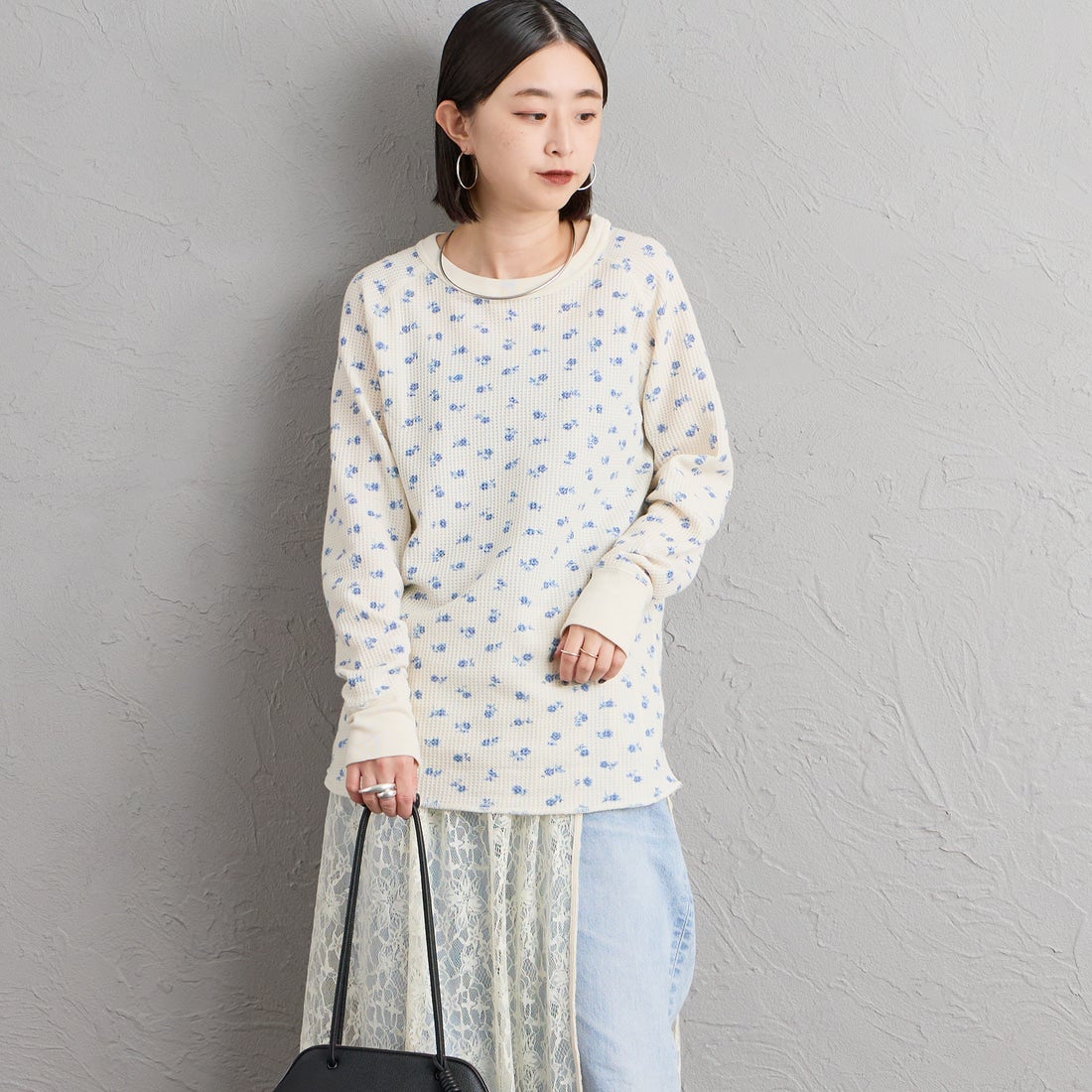 JE MORGAN [ジェイイーモーガン] ワッフル青花柄ロングスリーブTシャツ [JC091-59S] 04 NATURAL &&モデル身長：150cm 着用サイズ：F&&