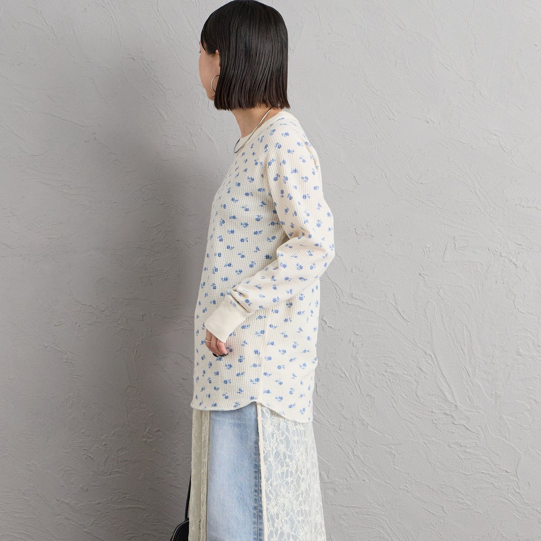 JE MORGAN [ジェイイーモーガン] ワッフル青花柄ロングスリーブTシャツ [JC091-59S] 04 NATURAL &&モデル身長：150cm 着用サイズ：F&&