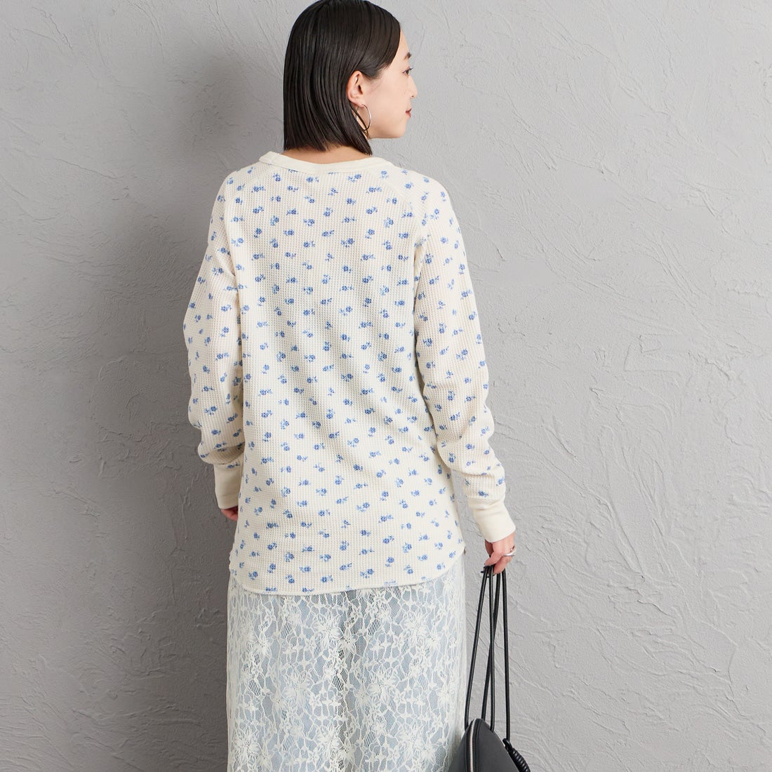JE MORGAN [ジェイイーモーガン] ワッフル青花柄ロングスリーブTシャツ [JC091-59S] 04 NATURAL &&モデル身長：150cm 着用サイズ：F&&