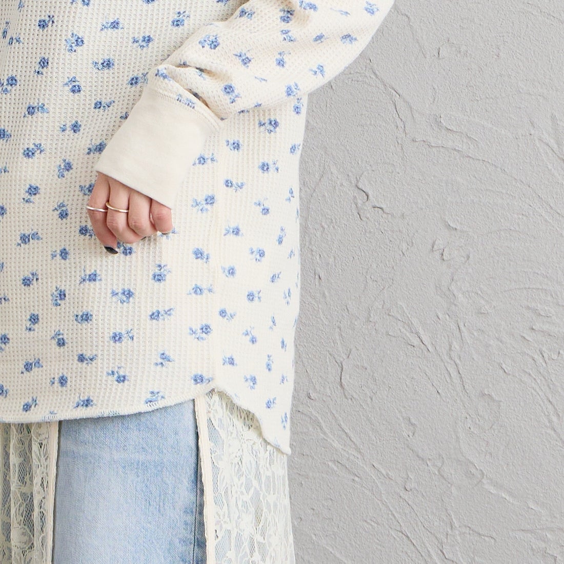 JE MORGAN [ジェイイーモーガン] ワッフル青花柄ロングスリーブTシャツ [JC091-59S] 04 NATURAL &&モデル身長：150cm 着用サイズ：F&&