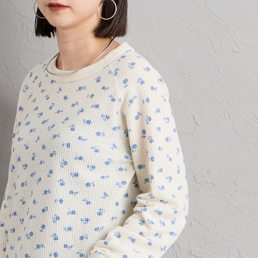 JE MORGAN [ジェイイーモーガン] ワッフル青花柄ロングスリーブTシャツ [JC091-59S] 04 NATURAL &&モデル身長：150cm 着用サイズ：F&&