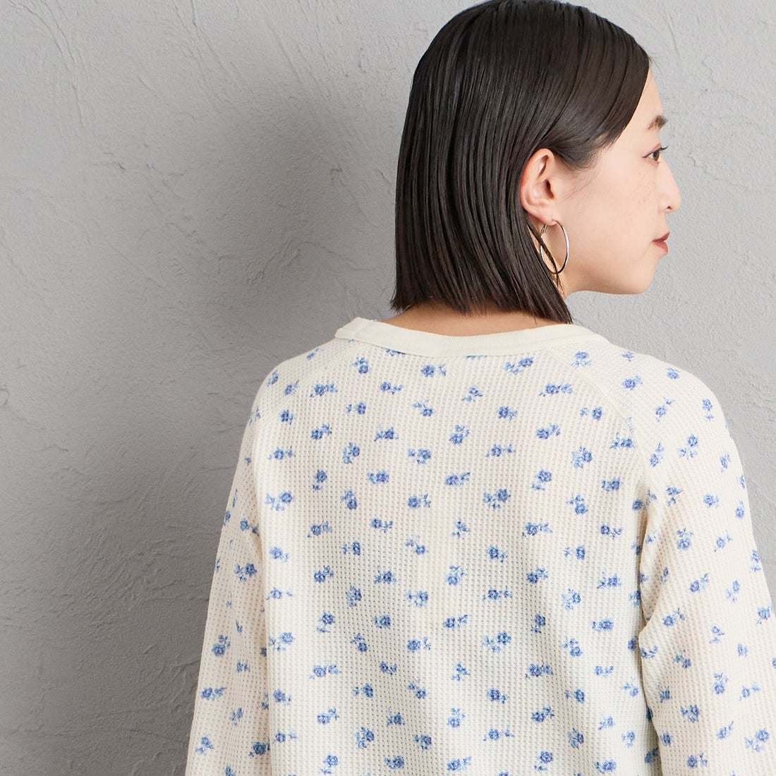 JE MORGAN [ジェイイーモーガン] ワッフル青花柄ロングスリーブTシャツ [JC091-59S] 04 NATURAL &&モデル身長：150cm 着用サイズ：F&&