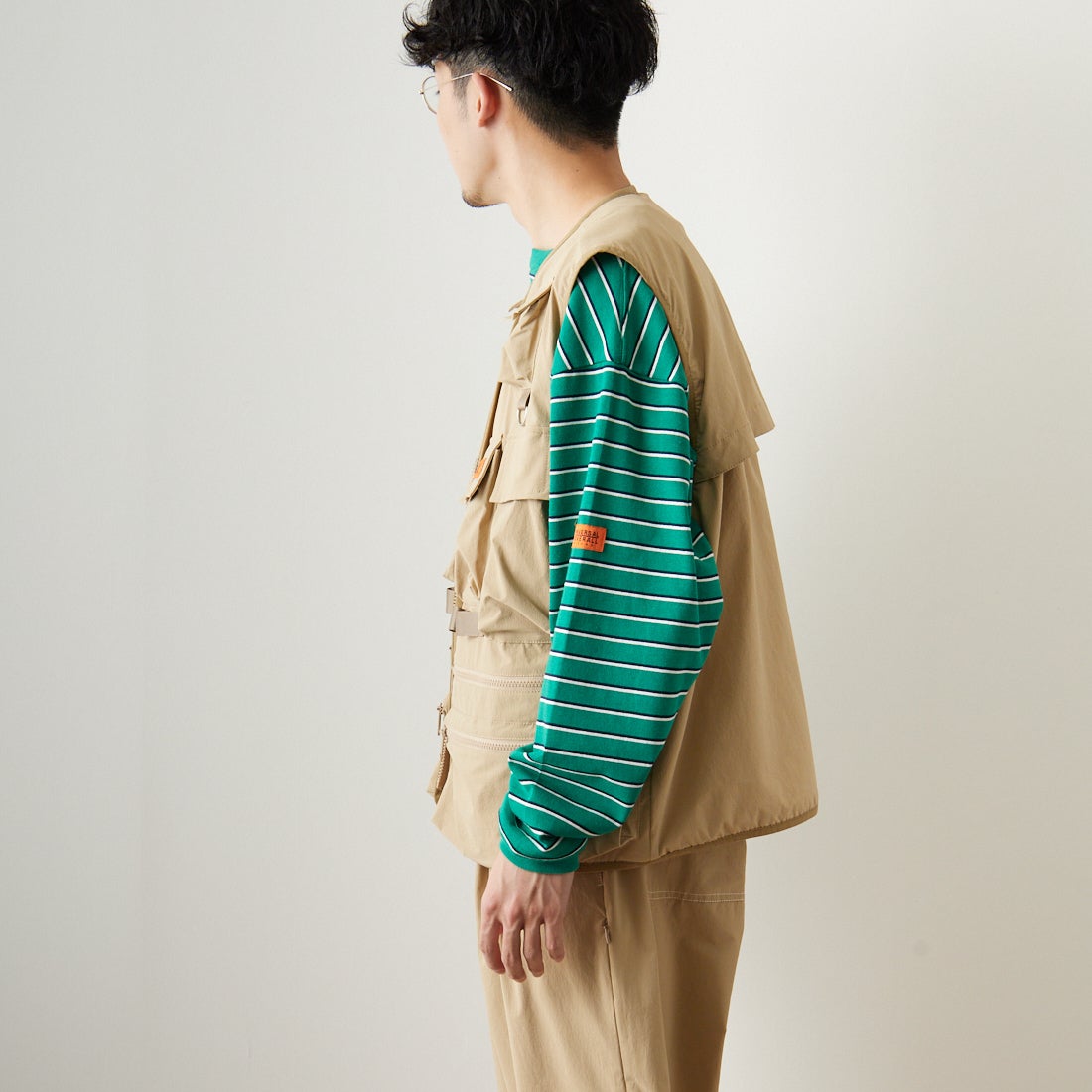 UNIVERSAL OVERALL [ユニバーサルオーバーオール] 別注 MAKINOガーデナーベスト [U2313404IN-JF] BEIGE &&モデル身長：168cm 着用サイズ：M&&