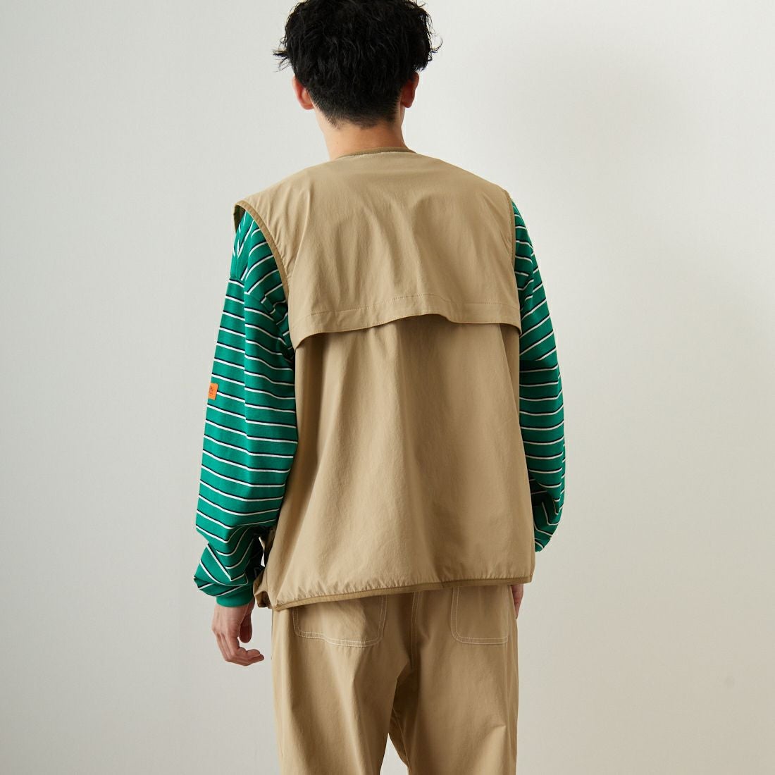 UNIVERSAL OVERALL [ユニバーサルオーバーオール] 別注 MAKINOガーデナーベスト [U2313404IN-JF] BEIGE &&モデル身長：168cm 着用サイズ：M&&