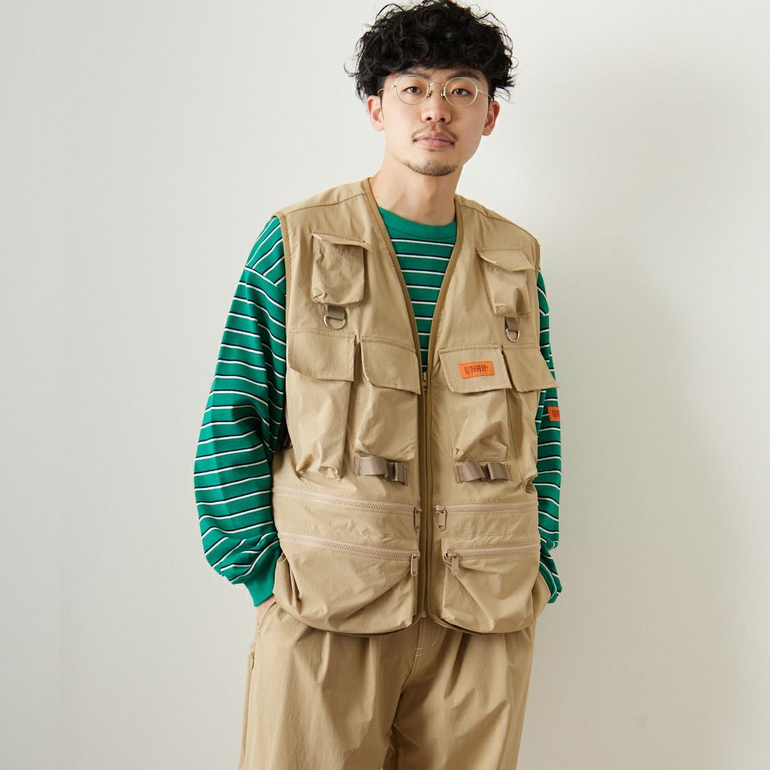 UNIVERSAL OVERALL [ユニバーサルオーバーオール] 別注 MAKINOガーデナーベスト [U2313404IN-JF] BEIGE &&モデル身長：168cm 着用サイズ：M&&