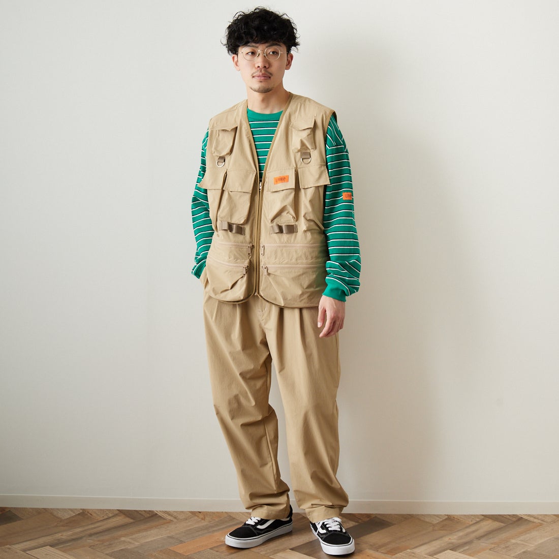 UNIVERSAL OVERALL [ユニバーサルオーバーオール] 別注 MAKINOガーデナーベスト [U2313404IN-JF] BEIGE &&モデル身長：168cm 着用サイズ：M&&