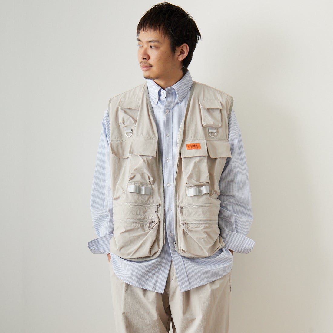 UNIVERSAL OVERALL [ユニバーサルオーバーオール] 別注 MAKINOガーデナーベスト [U2313404IN-JF] IVORY &&モデル身長：173cm 着用サイズ：L&&