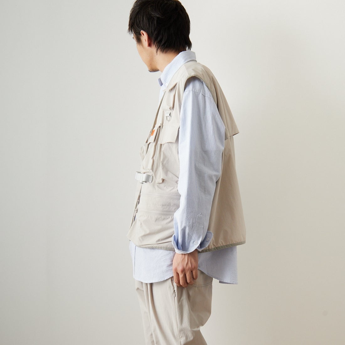 UNIVERSAL OVERALL [ユニバーサルオーバーオール] 別注 MAKINOガーデナーベスト [U2313404IN-JF] IVORY &&モデル身長：173cm 着用サイズ：L&&