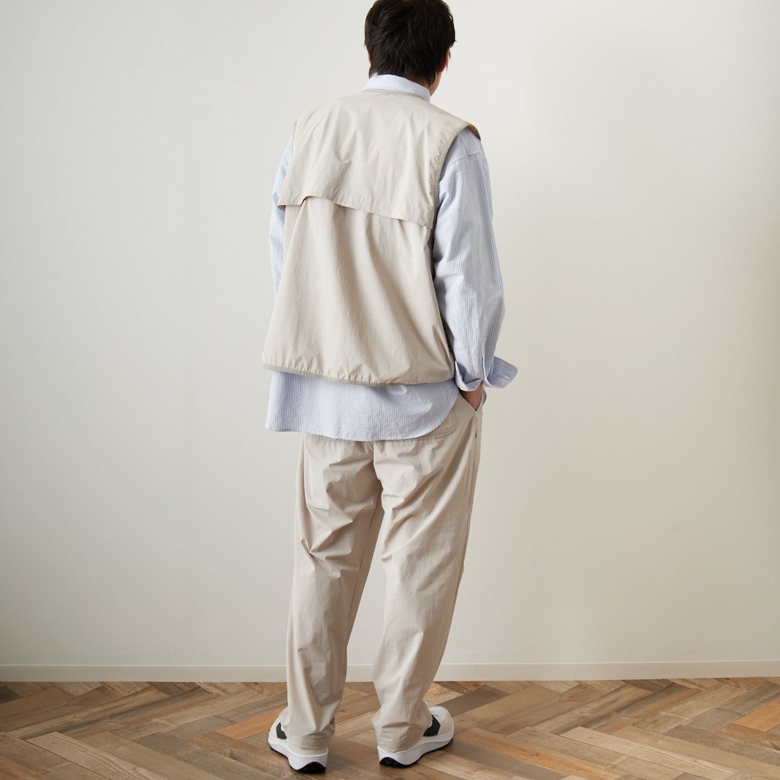 UNIVERSAL OVERALL [ユニバーサルオーバーオール] 別注 MAKINOガーデナーベスト [U2313404IN-JF] IVORY &&モデル身長：173cm 着用サイズ：L&&