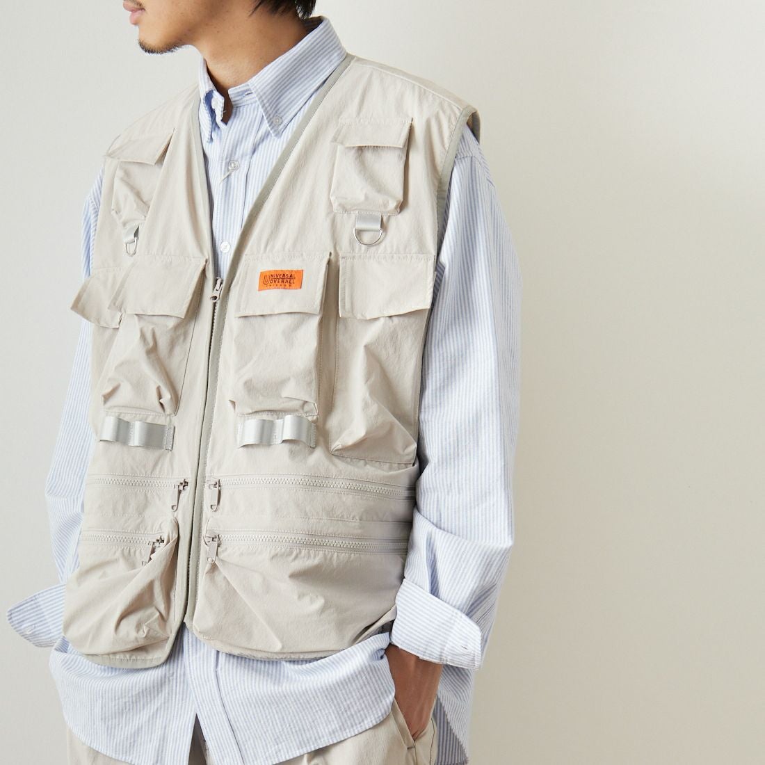 UNIVERSAL OVERALL [ユニバーサルオーバーオール] 別注 MAKINOガーデナーベスト [U2313404IN-JF] IVORY &&モデル身長：173cm 着用サイズ：L&&