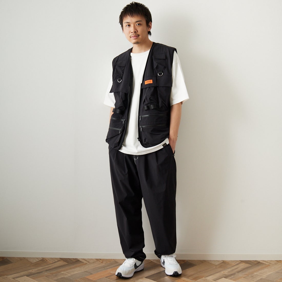UNIVERSAL OVERALL [ユニバーサルオーバーオール] 別注 MAKINOガーデナーベスト [U2313404IN-JF] BLACK &&モデル身長：173cm 着用サイズ：L&&