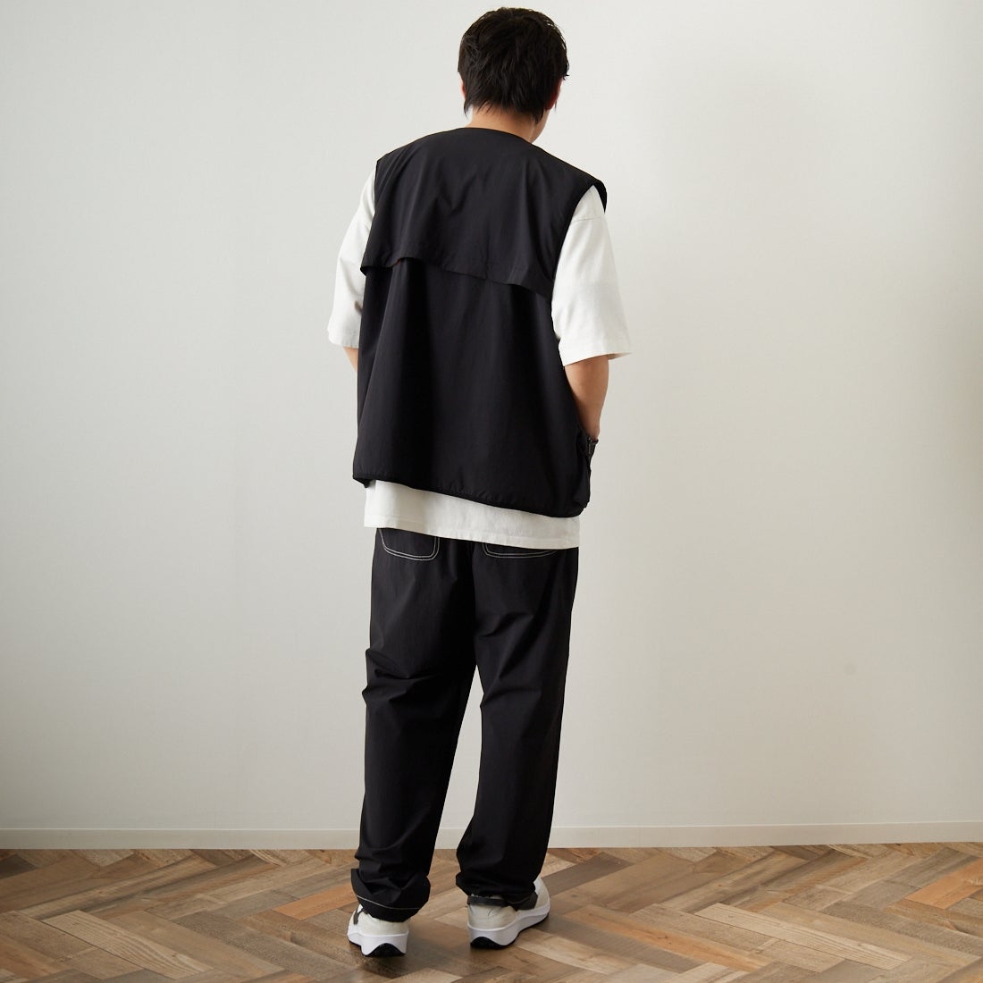 UNIVERSAL OVERALL [ユニバーサルオーバーオール] 別注 MAKINOガーデナーベスト [U2313404IN-JF] BLACK &&モデル身長：173cm 着用サイズ：L&&