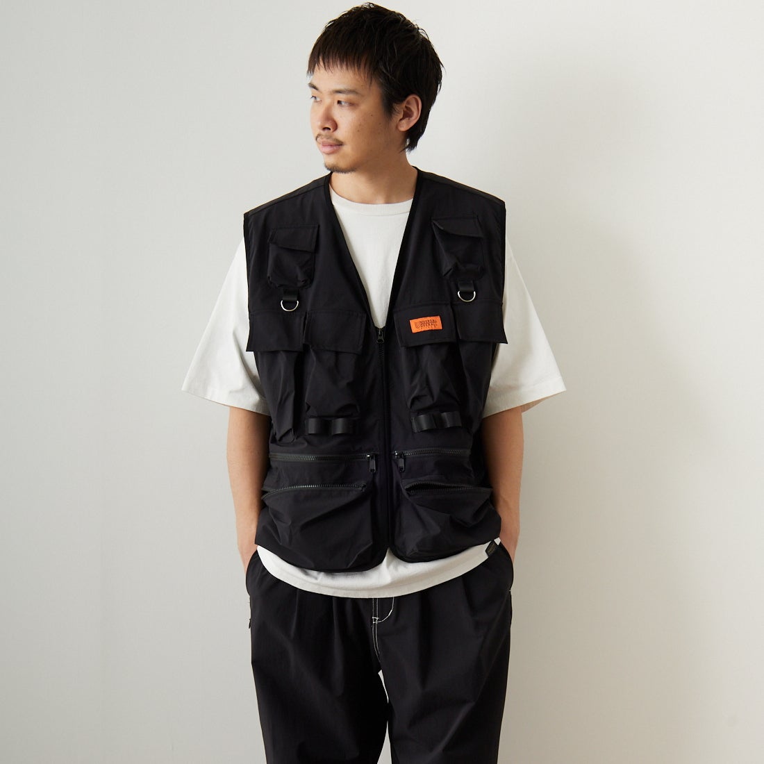 UNIVERSAL OVERALL [ユニバーサルオーバーオール] 別注 MAKINOガーデナーベスト [U2313404IN-JF] BLACK &&モデル身長：173cm 着用サイズ：L&&