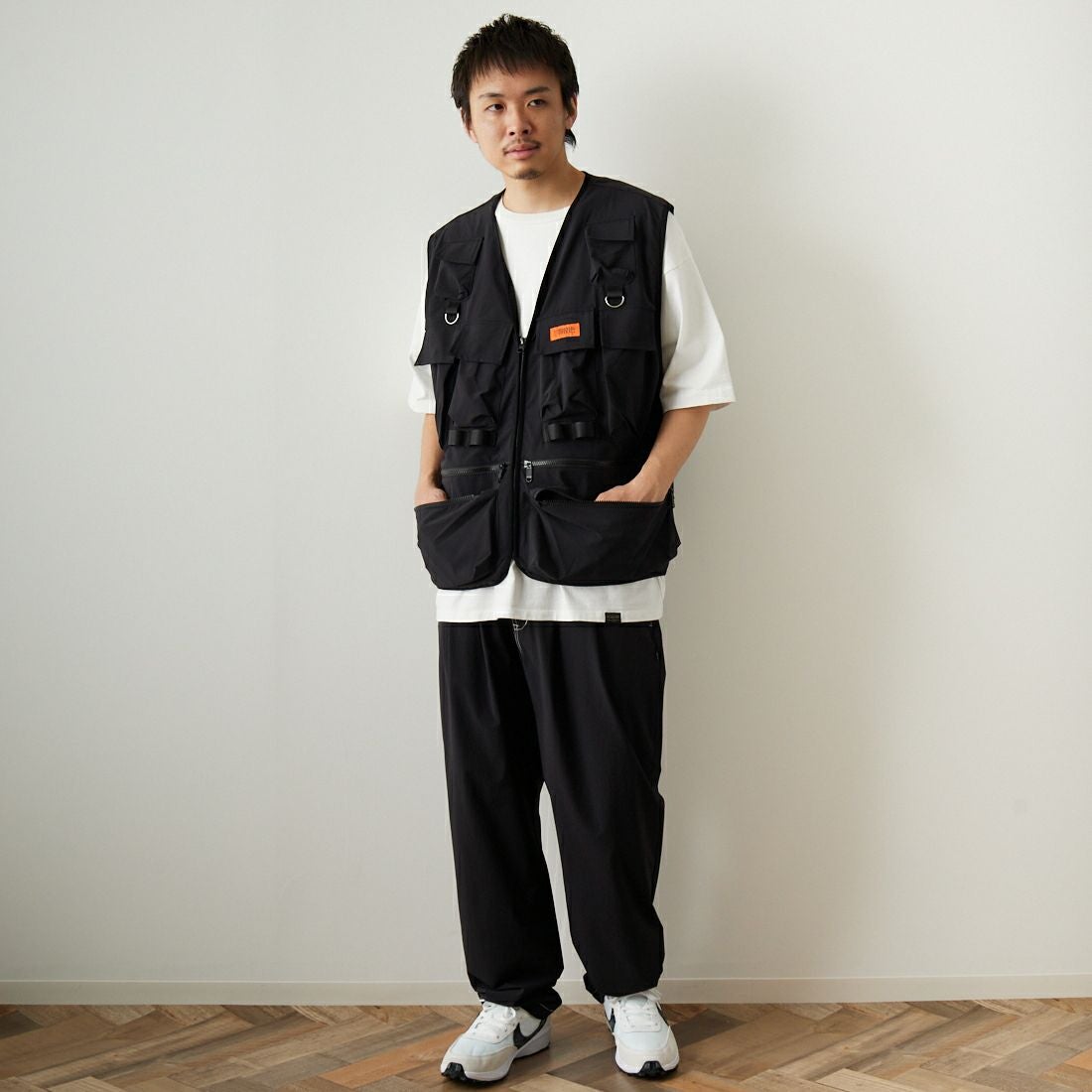 UNIVERSAL OVERALL [ユニバーサルオーバーオール] 別注 MAKINOガーデナーベスト [U2313404IN-JF] BLACK &&モデル身長：173cm 着用サイズ：L&&