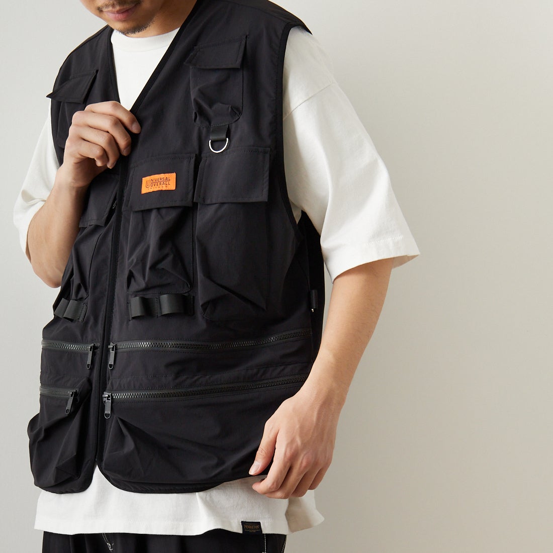 UNIVERSAL OVERALL [ユニバーサルオーバーオール] 別注 MAKINOガーデナーベスト [U2313404IN-JF] BLACK &&モデル身長：173cm 着用サイズ：L&&