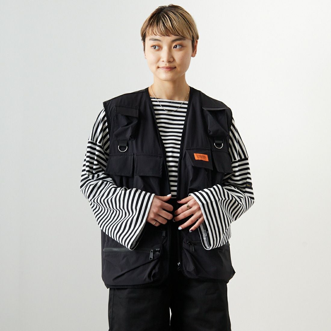 UNIVERSAL OVERALL [ユニバーサルオーバーオール] 別注 MAKINOガーデナーベスト [U2313404IN-JF] BLACK &&モデル身長：160cm 着用サイズ：S&&