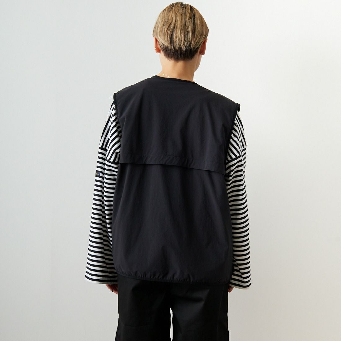 UNIVERSAL OVERALL [ユニバーサルオーバーオール] 別注 MAKINOガーデナーベスト [U2313404IN-JF] BLACK &&モデル身長：160cm 着用サイズ：S&&