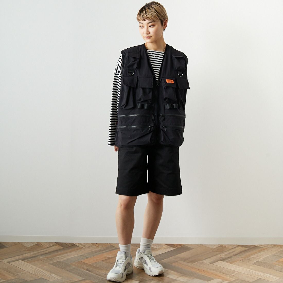 UNIVERSAL OVERALL [ユニバーサルオーバーオール] 別注 MAKINOガーデナーベスト [U2313404IN-JF] BLACK &&モデル身長：160cm 着用サイズ：S&&