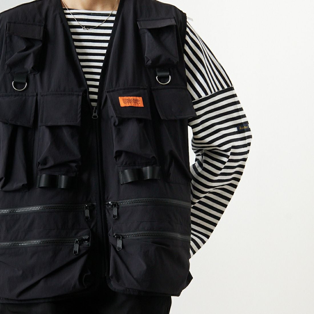 UNIVERSAL OVERALL [ユニバーサルオーバーオール] 別注 MAKINOガーデナーベスト [U2313404IN-JF] BLACK &&モデル身長：160cm 着用サイズ：S&&