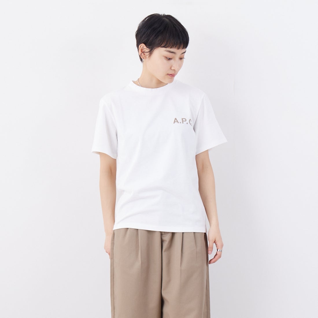 A.P.C. [アー・ペー・セー] 別注 ロゴ刺繍Tシャツ [BRODE-LOGO-JF] WHT/BGE &&モデル身長：160cm 着用サイズ：XS&&
