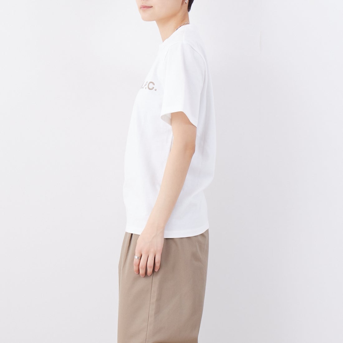 A.P.C. [アー・ペー・セー] 別注 ロゴ刺繍Tシャツ [BRODE-LOGO-JF] WHT/BGE &&モデル身長：160cm 着用サイズ：XS&&