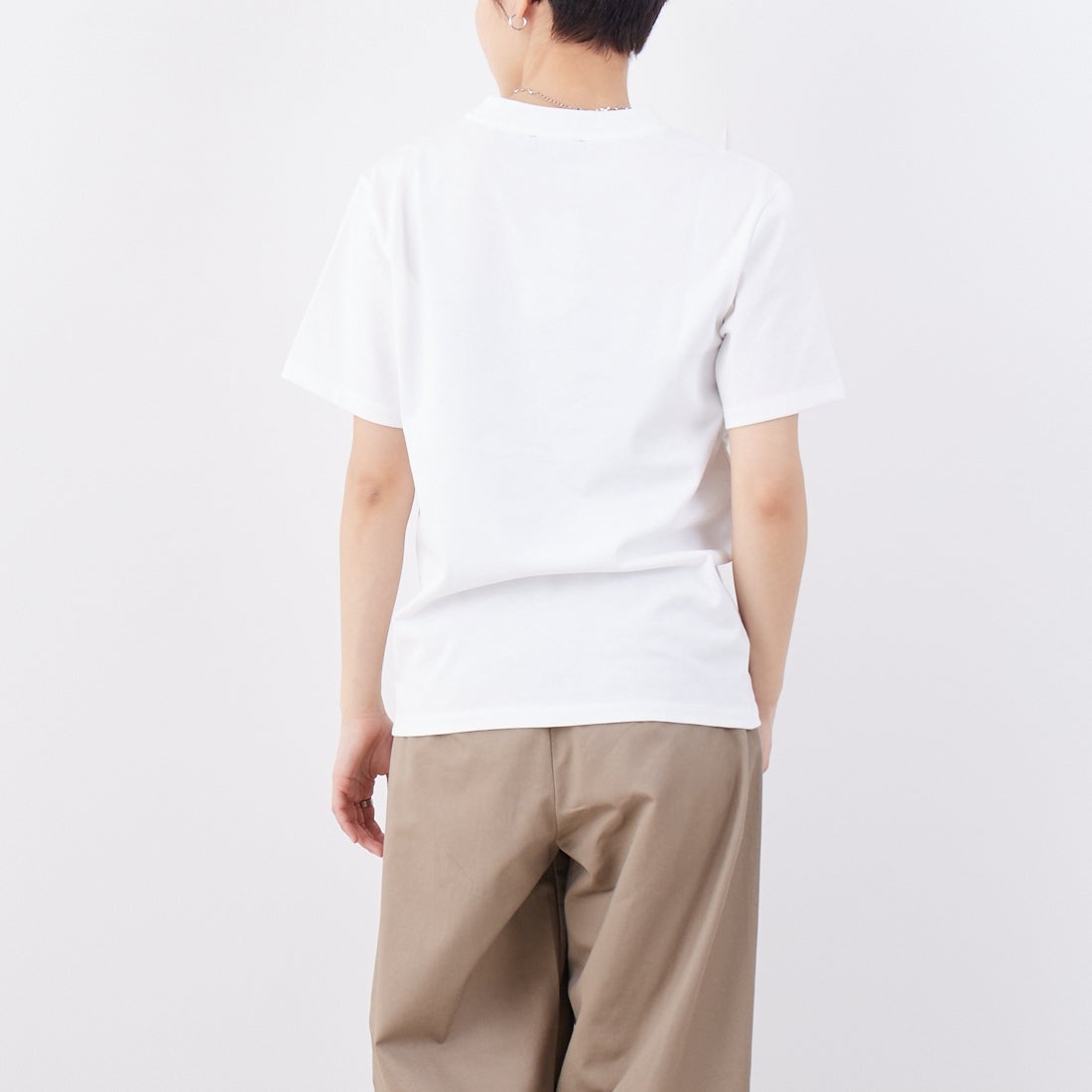 A.P.C. [アー・ペー・セー] 別注 ロゴ刺繍Tシャツ [BRODE-LOGO-JF] WHT/BGE &&モデル身長：160cm 着用サイズ：XS&&