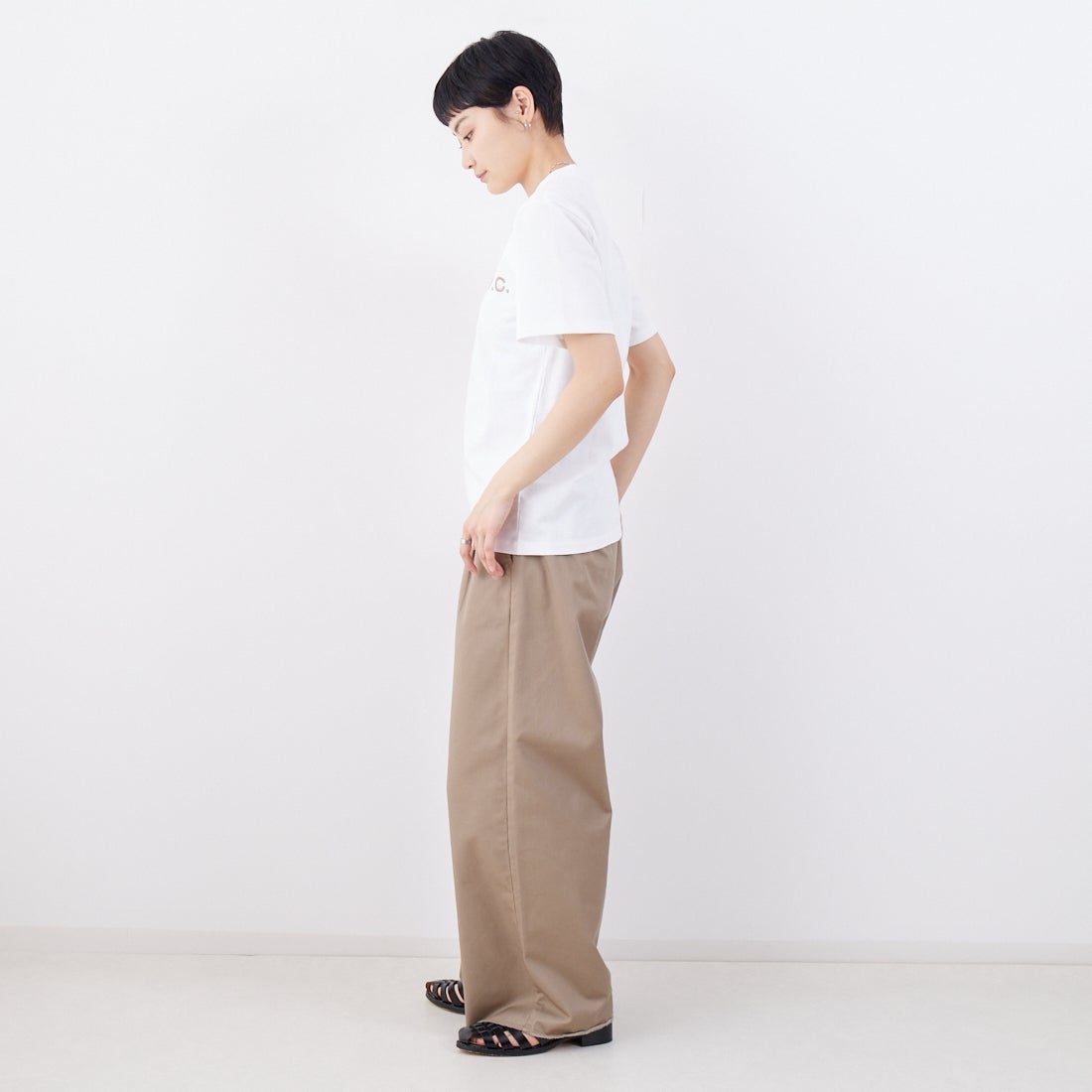 A.P.C. [アー・ペー・セー] 別注 ロゴ刺繍Tシャツ [BRODE-LOGO-JF] WHT/BGE &&モデル身長：160cm 着用サイズ：XS&&