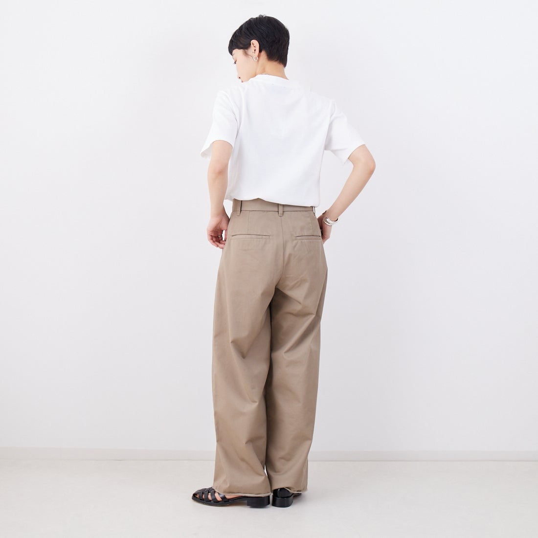 A.P.C. [アー・ペー・セー] 別注 ロゴ刺繍Tシャツ [BRODE-LOGO-JF] WHT/BGE &&モデル身長：160cm 着用サイズ：XS&&