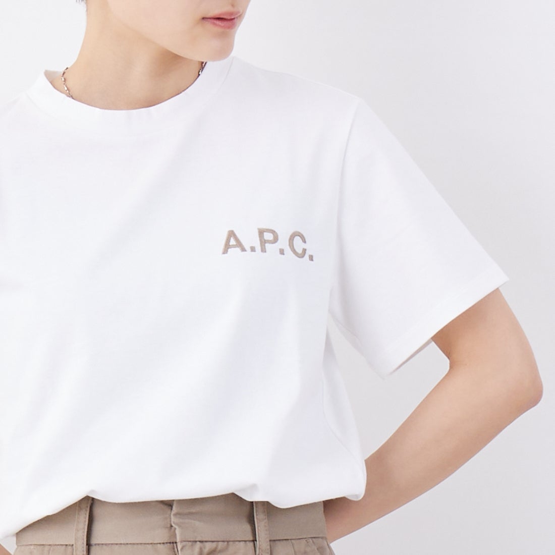 A.P.C. [アー・ペー・セー] 別注 ロゴ刺繍Tシャツ [BRODE-LOGO-JF] WHT/BGE &&モデル身長：160cm 着用サイズ：XS&&