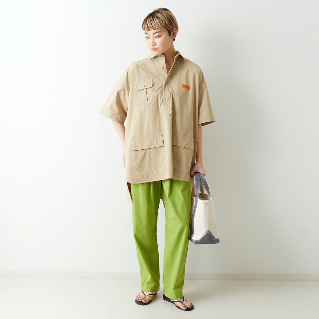 UNIVERSAL OVERALL [ユニバーサルオーバーオール] 別注 MAKINO ガーデナーシャツジャケット [U2312806IN-JF] BEIGE &&モデル身長：160cm 着用サイズ：F&&