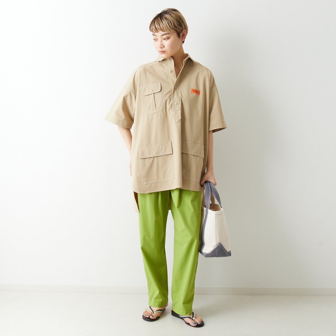 UNIVERSAL OVERALL [ユニバーサルオーバーオール] 別注 MAKINO ガーデナーシャツジャケット [U2312806IN-JF] BEIGE &&モデル身長：160cm 着用サイズ：F&&
