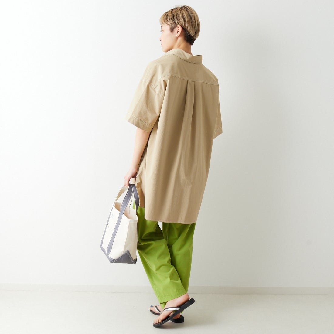 UNIVERSAL OVERALL [ユニバーサルオーバーオール] 別注 MAKINO ガーデナーシャツジャケット [U2312806IN-JF] BEIGE &&モデル身長：160cm 着用サイズ：F&&