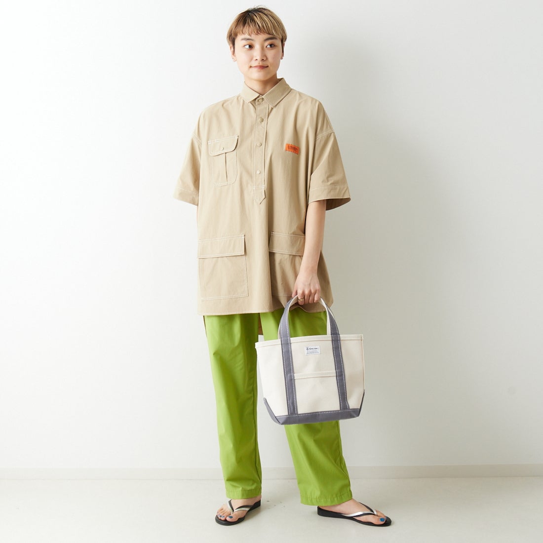 UNIVERSAL OVERALL [ユニバーサルオーバーオール] 別注 MAKINO ガーデナーシャツジャケット [U2312806IN-JF] BEIGE &&モデル身長：160cm 着用サイズ：F&&