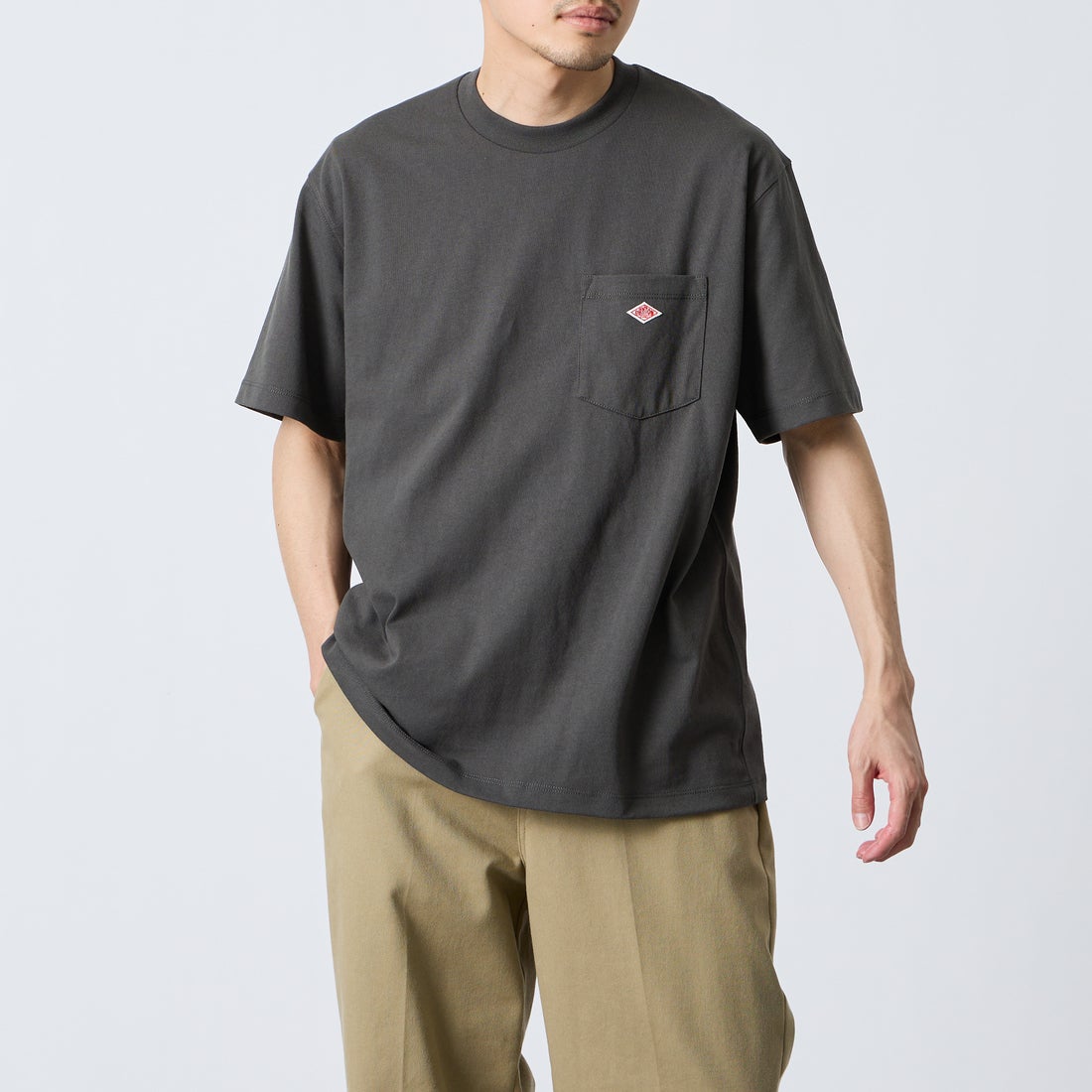 DANTON [ダントン] ソリッド ポケットTシャツ [DT-C0198TCB] COAL GREY &&モデル身長：168cm 着用サイズ：L&&