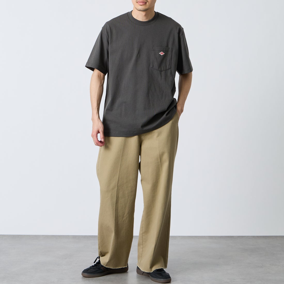 DANTON [ダントン] ソリッド ポケットTシャツ [DT-C0198TCB] COAL GREY &&モデル身長：168cm 着用サイズ：L&&