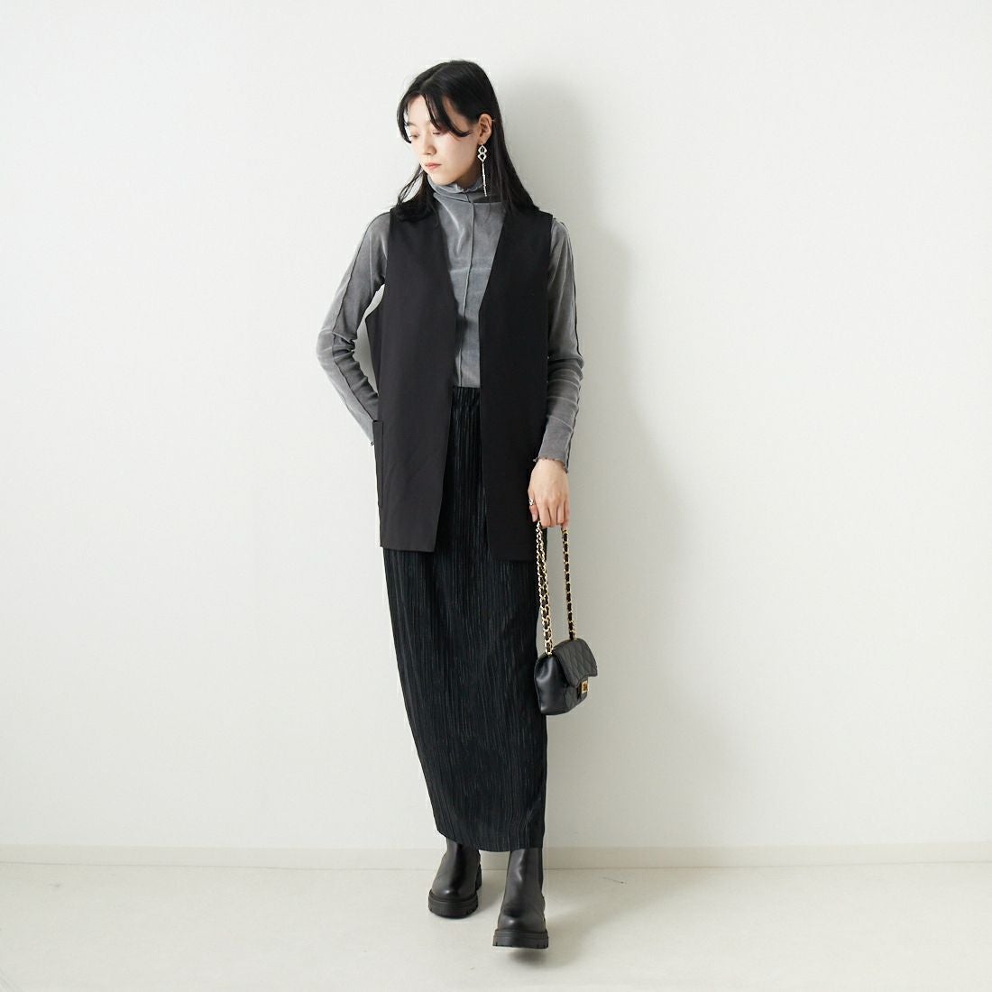ALLUMER [アリュメール] コットンレーヨンミドルレングスジレ [8254615] 700 BLACK &&モデル身長：168cm 着用サイズ：1&&