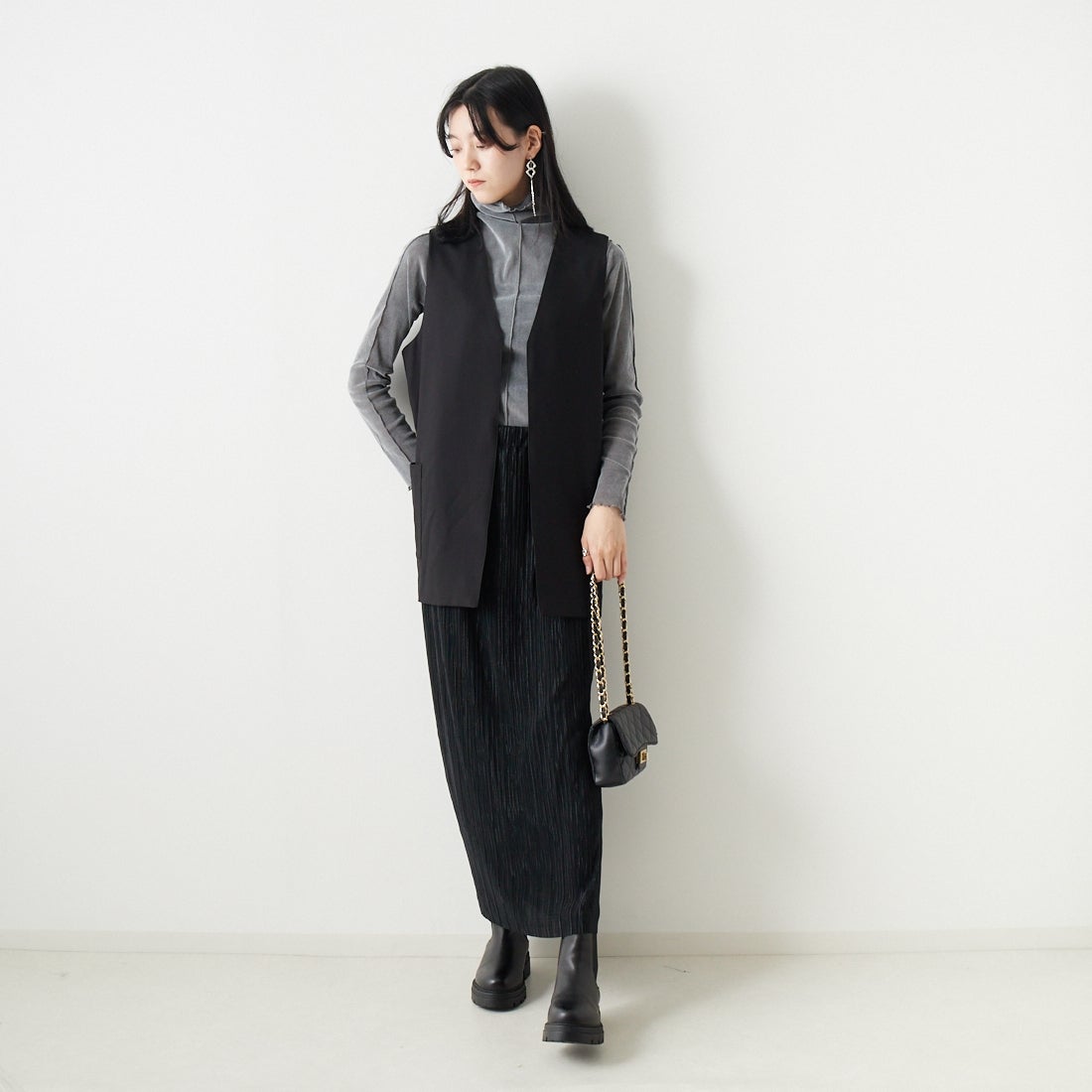 ALLUMER [アリュメール] コットンレーヨンミドルレングスジレ [8254615] 700 BLACK &&モデル身長：168cm 着用サイズ：1&&