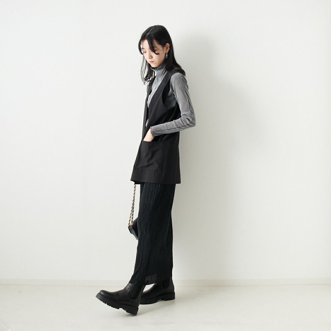 ALLUMER [アリュメール] コットンレーヨンミドルレングスジレ [8254615] 700 BLACK &&モデル身長：168cm 着用サイズ：1&&
