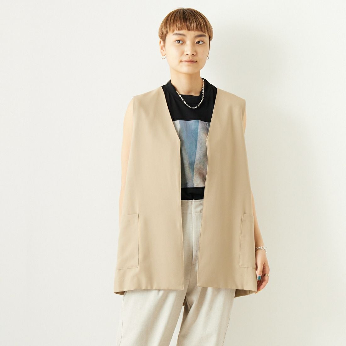 ALLUMER [アリュメール] コットンレーヨンミドルレングスジレ [8254615] 505 BEIGE &&モデル身長：160cm 着用サイズ：1&&