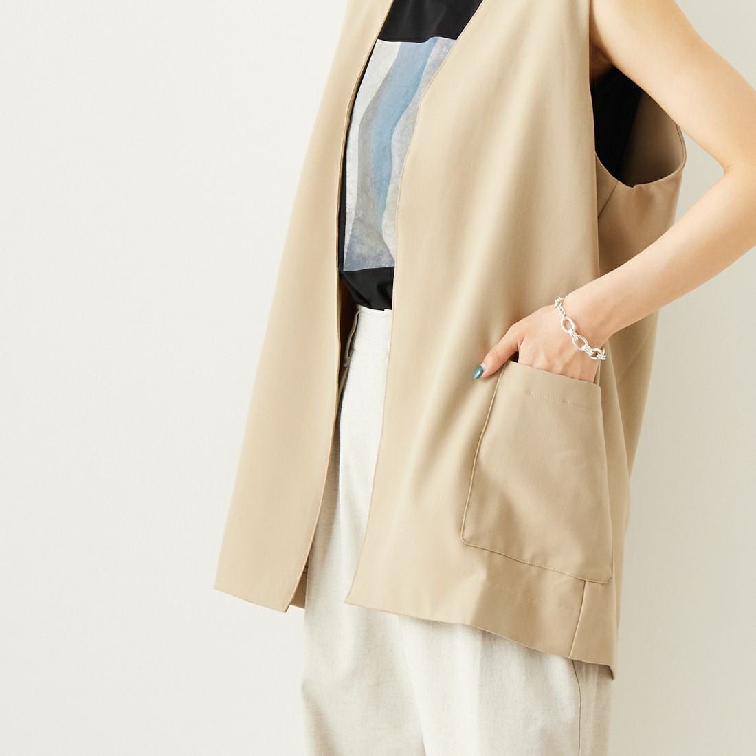 ALLUMER [アリュメール] コットンレーヨンミドルレングスジレ [8254615] 505 BEIGE &&モデル身長：160cm 着用サイズ：1&&