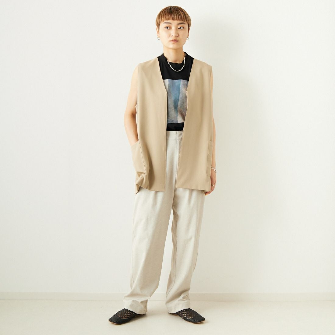 ALLUMER [アリュメール] コットンレーヨンミドルレングスジレ [8254615] 505 BEIGE &&モデル身長：160cm 着用サイズ：1&&