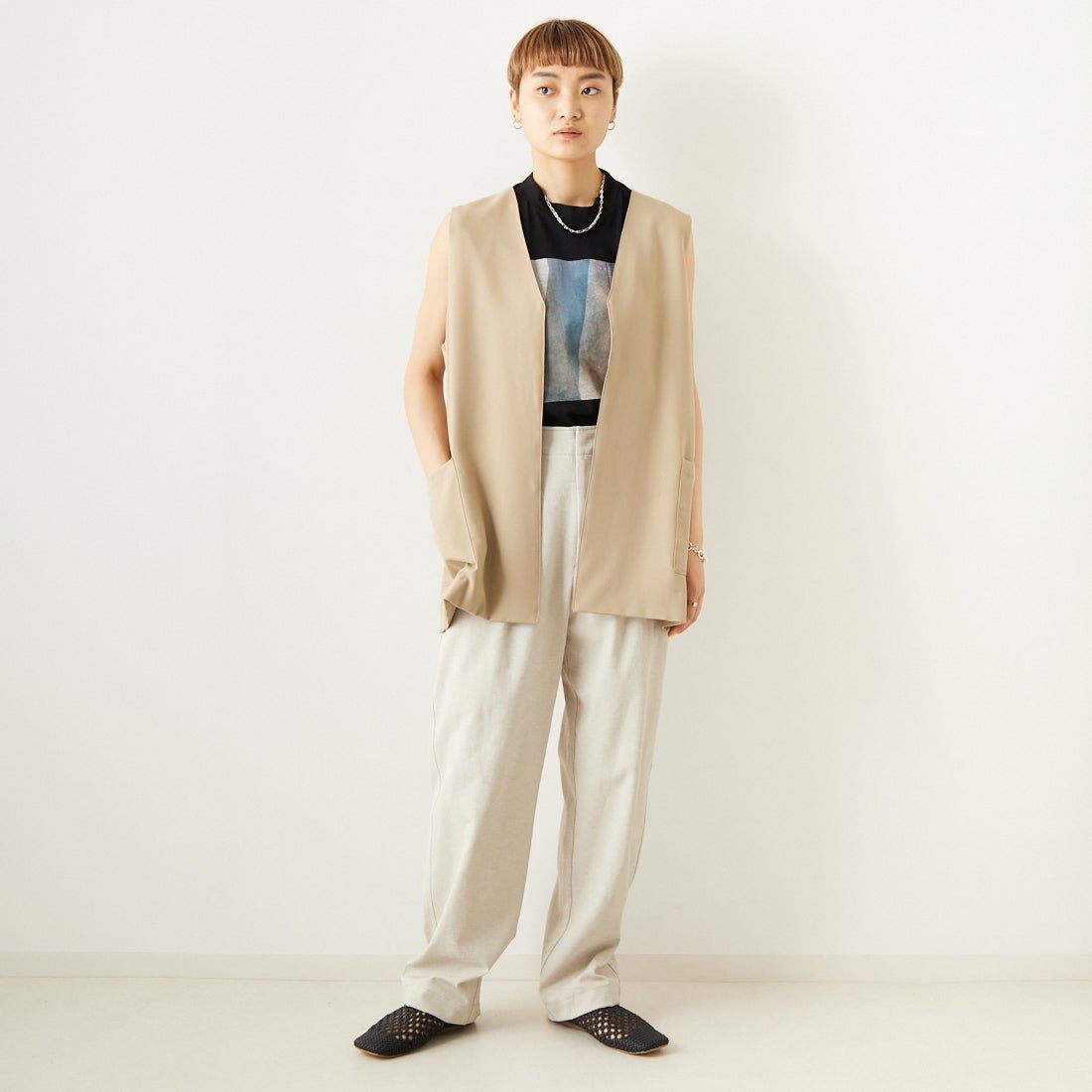 ALLUMER [アリュメール] コットンレーヨンミドルレングスジレ [8254615] 505 BEIGE &&モデル身長：160cm 着用サイズ：1&&