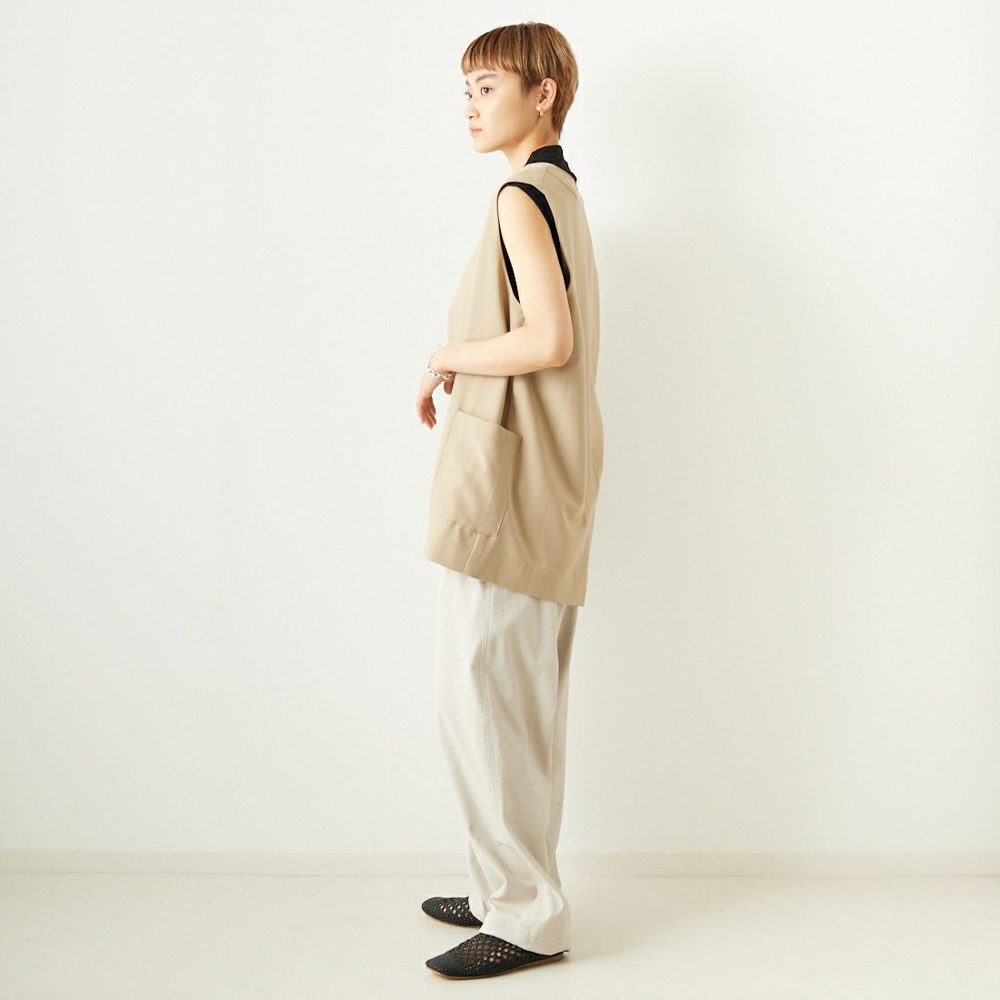 ALLUMER [アリュメール] コットンレーヨンミドルレングスジレ [8254615] 505 BEIGE &&モデル身長：160cm 着用サイズ：1&&