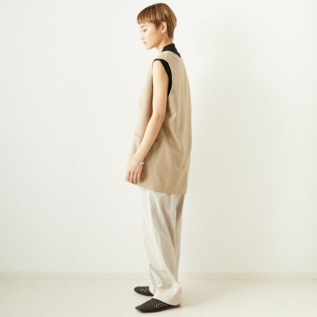 ALLUMER [アリュメール] コットンレーヨンミドルレングスジレ [8254615] 505 BEIGE &&モデル身長：160cm 着用サイズ：1&&