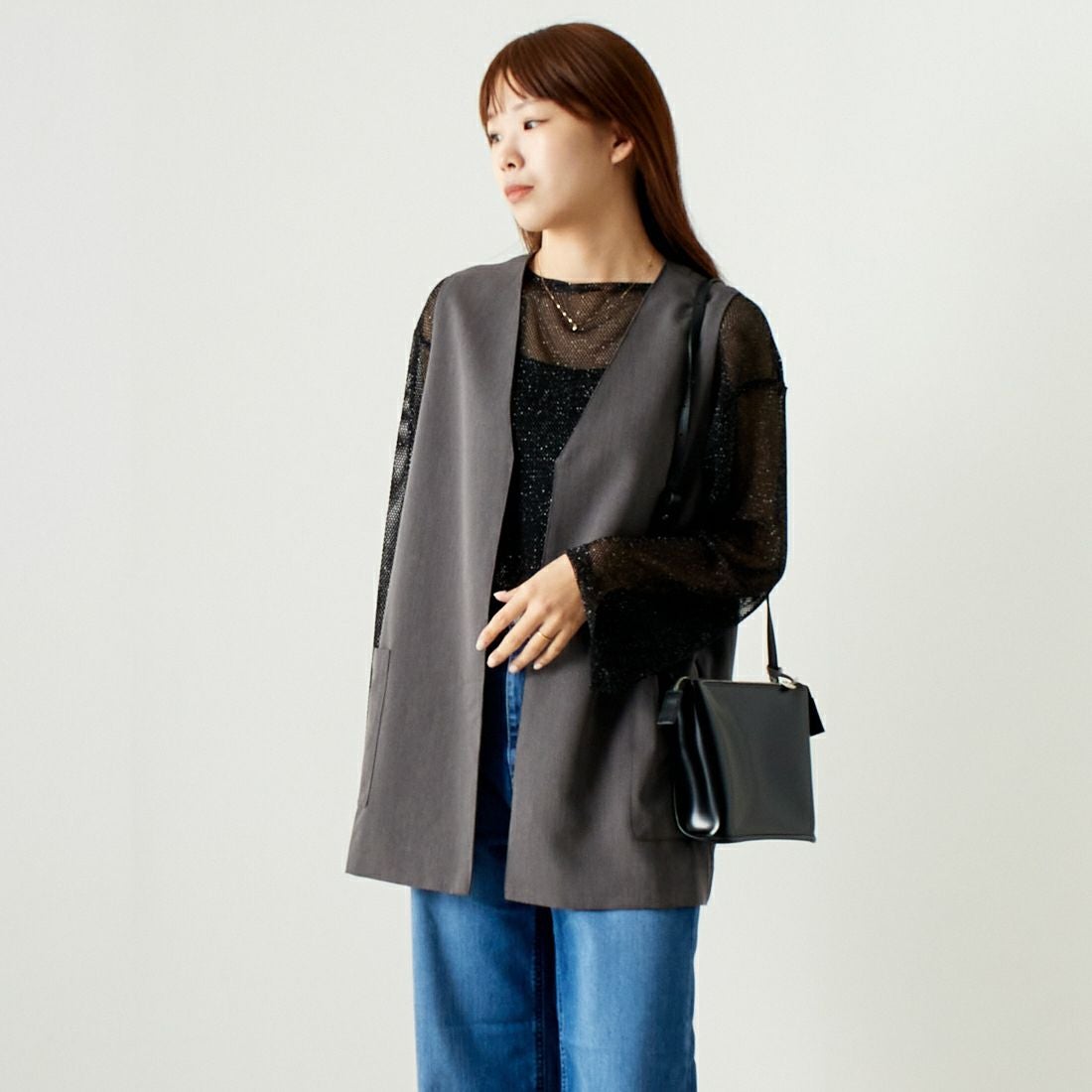 ALLUMER [アリュメール] コットンレーヨンミドルレングスジレ [8254615] 805 CHARCO &&モデル身長：167cm 着用サイズ：1&&