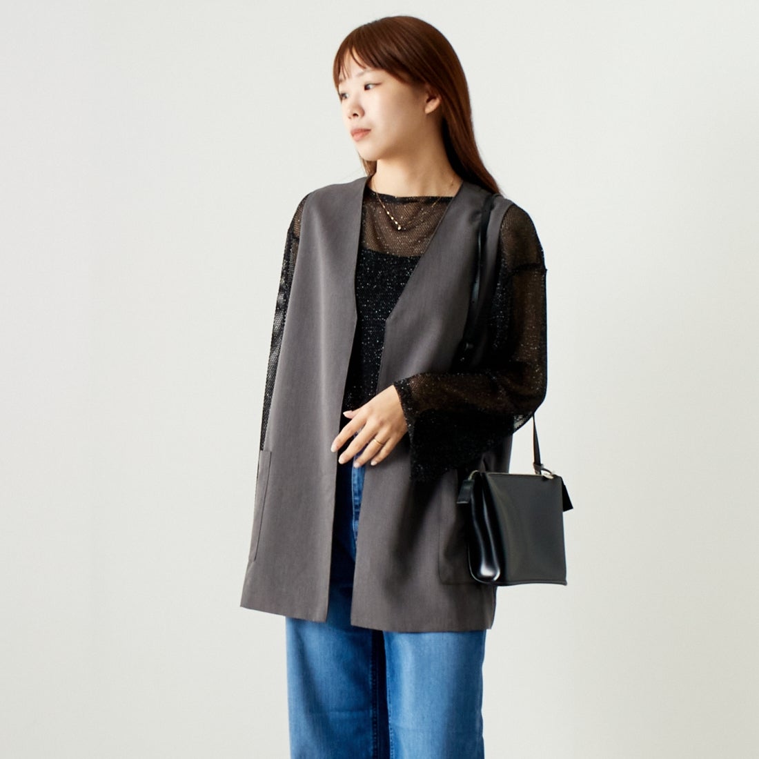 ALLUMER [アリュメール] コットンレーヨンミドルレングスジレ [8254615] 805 CHARCO &&モデル身長：167cm 着用サイズ：1&&